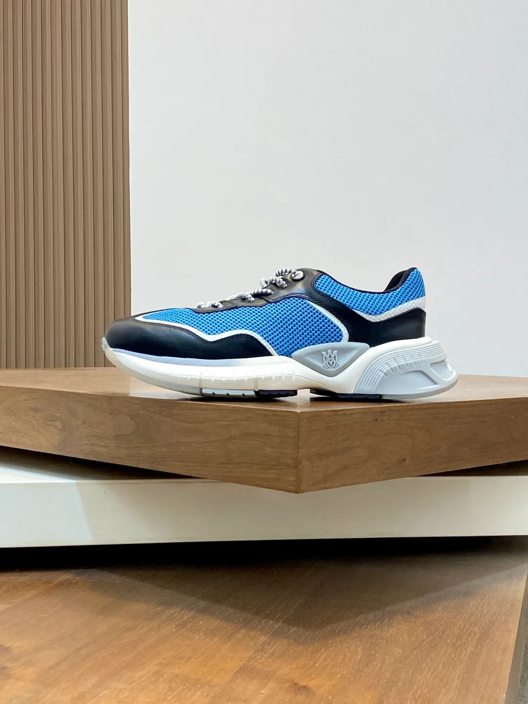 Men's shoes 💰740 AMIRI's new men's casual sports shoes, made of first-layer cowhide leather uppers and spliced ​​with original breathable mesh, rich in three-dimensionality, contrasting color design, simple style, fashionable and sporty, breathable mesh lining, original ultra-light outsole, a must-have item for daily leisure! Size: 38-45 (38, 45 customized)